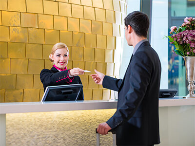 RECEPTIONNISTE EN HOTELLERIE