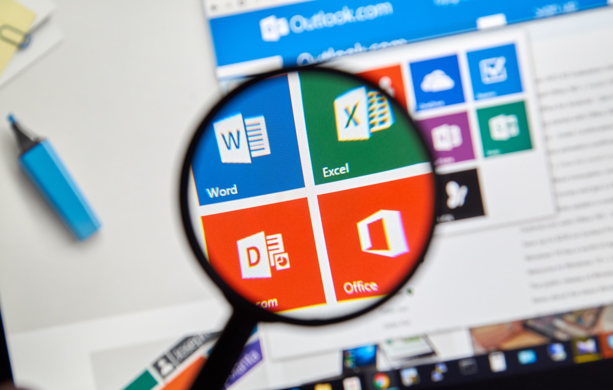 applications Microsoft Office sur lecran de lordinateur et sous une loupe