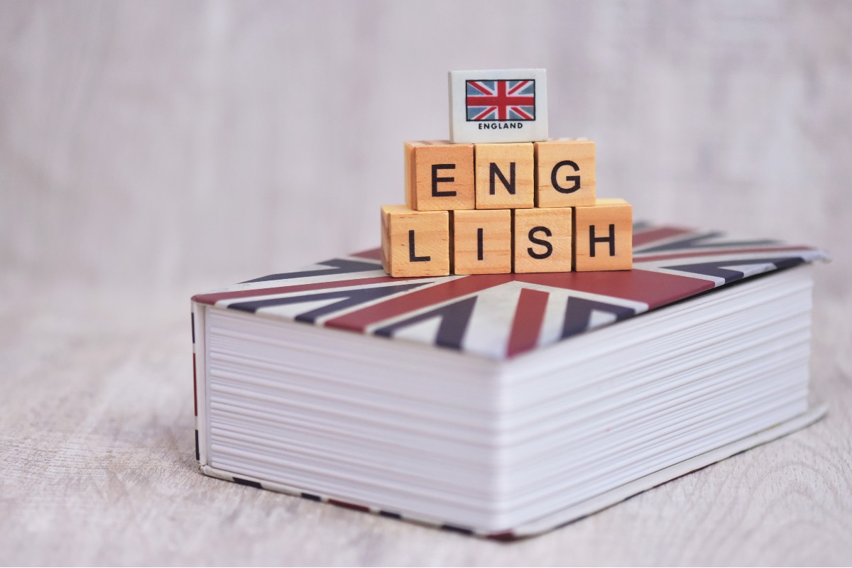 Lalphabet du cube en bois Anglais avec le drapeau syndical sur le livre anglais