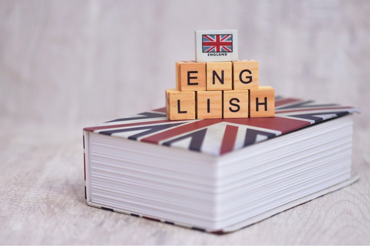 Lalphabet du cube en bois Anglais avec le drapeau syndical sur le livre anglais