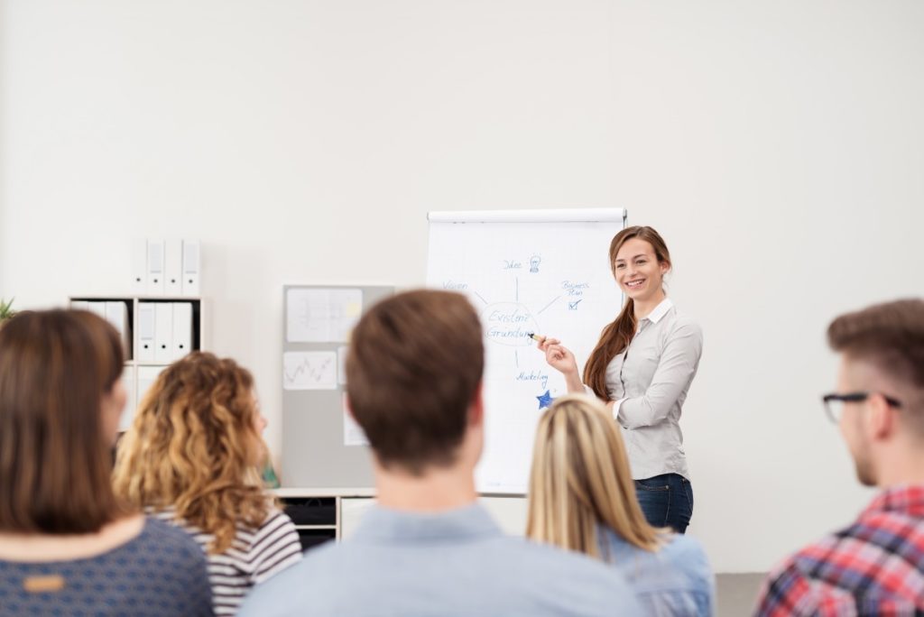 un enseignant dispensant une formation professionnelle dans une salle de classe