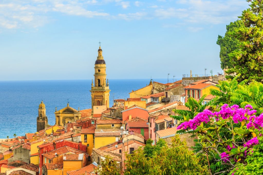 vue menton avec mer et église
