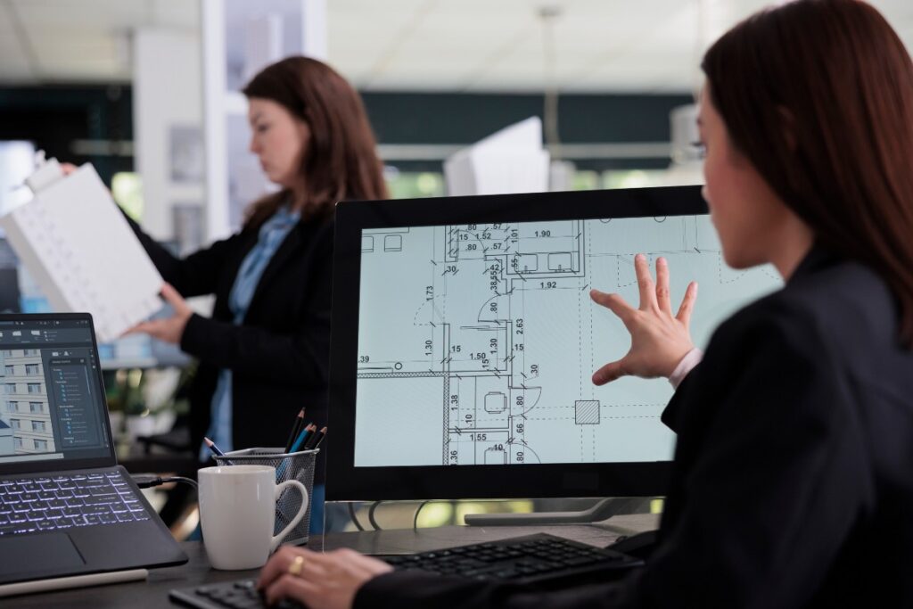logiciels CAO, DAO et PAO femme dans son bureau travaillant avec un logiciel de conception sur son ordinateur