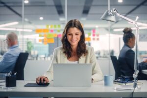 heureuse alternante qui vient d'être embauchée et qui travaille dans son nouveau bureau