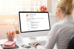 Femme en train de créer son CV sur un ordinateur