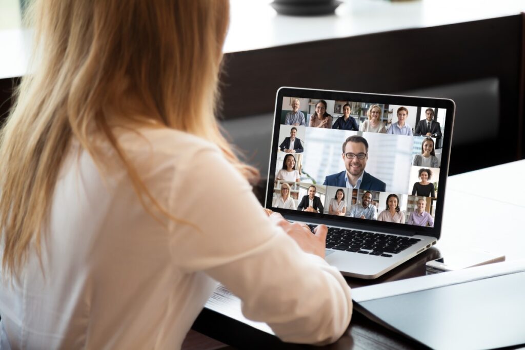 Multilinguisme au travail Femme qui parle plusieurs langues lors d'une réunion de travail virtuelle