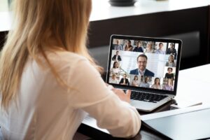 Femme qui parle plusieurs langues lors d'une réunion de travail virtuelle